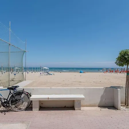 Lungomare Con Giardino E Parcheggio