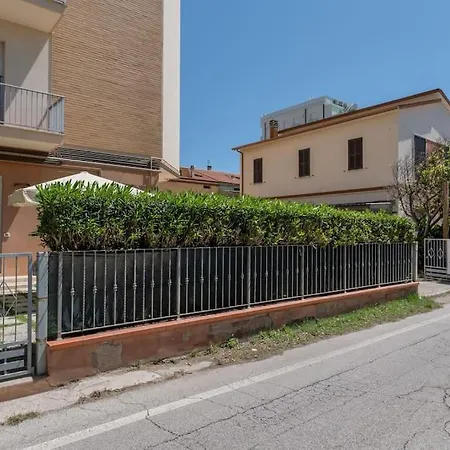 Lägenhet Lungomare Con Giardino E Parcheggio Marotta